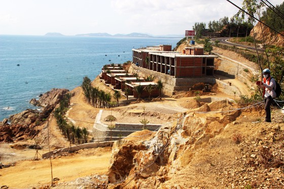 Cận cảnh 2 khu resort vừa bị thổi phạt dọc bờ biển Quy Nhơn ảnh 4