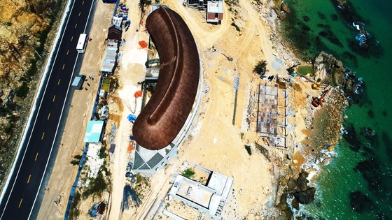 Cận cảnh 2 khu resort vừa bị thổi phạt dọc bờ biển Quy Nhơn ảnh 2