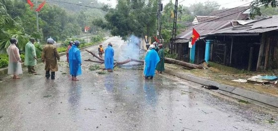 Mưa lớn, gió gào rú dữ dội tại các tỉnh miền Trung ảnh 5 Mưa lớn, gió gào rú dữ dội tại các tỉnh miền Trung ảnh 5