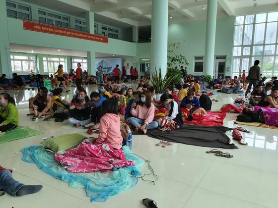 Mưa lớn, gió gào rú dữ dội tại các tỉnh miền Trung ảnh 10 Mưa lớn, gió gào rú dữ dội tại các tỉnh miền Trung ảnh 10
