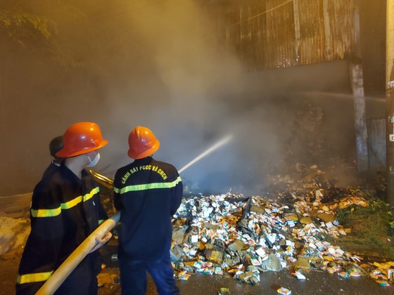 Hàng trăm chiến sĩ trắng đêm khống chế đám cháy lớn ở TP Quy Nhơn ảnh 17