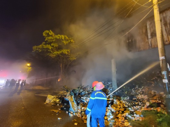 Hàng trăm chiến sĩ trắng đêm khống chế đám cháy lớn ở TP Quy Nhơn ảnh 14
