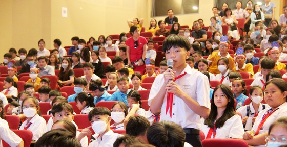 Trên 1.000 bạn trẻ thích thú đặt câu hỏi đến các phi hành gia NASA ảnh 9
