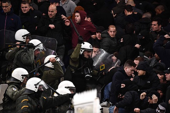 AEK Athens - Ajax 0-2: Dusan Tadic ghi bàn, CĐV Hà Lan bị ném bom xăng ảnh 7