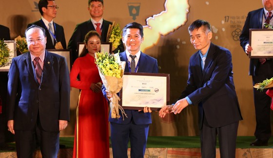 Tổng Giám đốc Amway Việt Nam – ông Huỳnh Thiên Triều nhận giải thưởng Top 100 Doanh Nghiệp Phát Triển Bền Vững (Top 100 CSI) 2019 