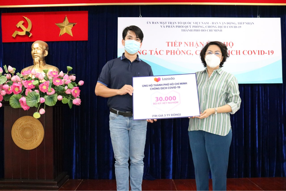 Chủ tịch Ủy ban MTTQ Việt Nam TPHCM Tô Thị Bích Châu tiếp nhận đóng góp từ Lazada Việt Nam
