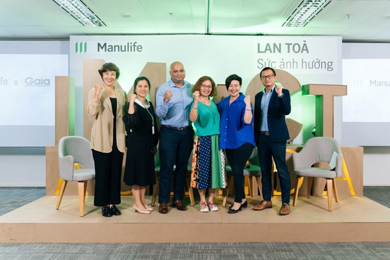 Đội ngũ lãnh đạo cấp cao của Manulife Việt Nam tại sự kiện triển lãm thuộc chương trình “Lan tỏa sức ảnh hưởng”