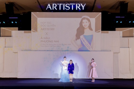 Đại diện Thương hiệu Artistry tặng hoa Á hậu 2 Miss World Việt Nam 2022 Nguyễn Phương Nhi