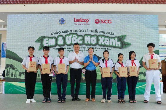 Ông Praween Wirotpan, Tổng Giám đốc Công ty TNHH SCG Việt Nam và bà Hồ Thị Ánh Tuyết, Bí thư Tỉnh đoàn Bà Rịa - Vũng Tàu, trao tặng những phần quà khích lệ các em