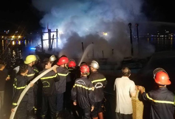 Tàu cá bốc cháy dữ dội giữa đêm khuya ảnh 2