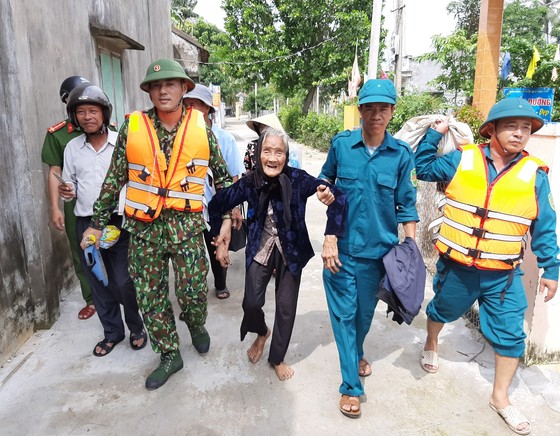 Phó Thủ tướng Trịnh Đình Dũng kiểm tra bờ biển Cửa Đại ảnh 5