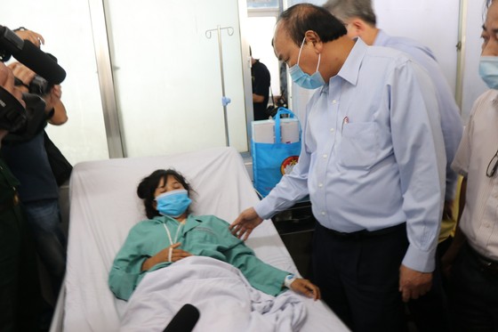Thủ tướng Nguyễn Xuân Phúc thăm và tặng quà đồng bào Quảng Nam, Quảng Ngãi thiệt hại do bão số 9 ảnh 4