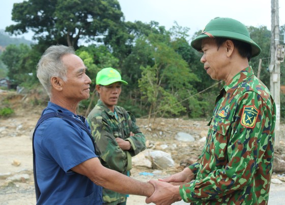 Ông Nguyễn Quảng thăm hỏi người dân xã Phước Thành mất nhà