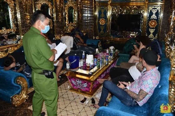 Bắt quả tang 22 nam nữ dương tính với ma túy ở cơ sở kinh doanh karaoke tại Tiền Giang ảnh 2 Bắt quả tang 22 nam nữ dương tính với ma túy ở cơ sở kinh doanh karaoke tại Tiền Giang ảnh 2