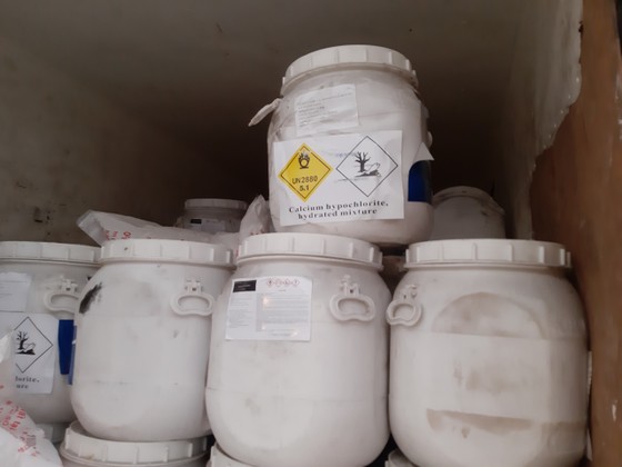 Bắt quả tang xe tải luồng xanh chở 7 tấn hóa chất không rõ nguồn gốc ảnh 2 Bắt quả tang xe tải luồng xanh chở 7 tấn hóa chất không rõ nguồn gốc ảnh 2
