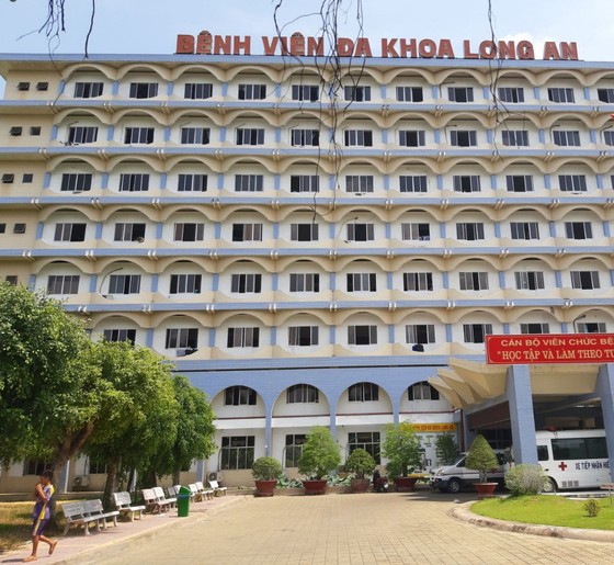 Điều tra nhóm người xông vào bệnh viện, đập phá trang thiết bị y tế ở Long An ảnh 1