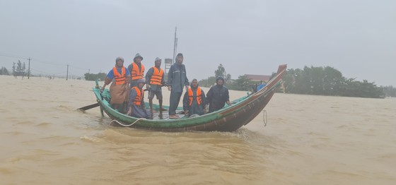 Ngư dân xã Hải Ninh (Quảng Ninh), Ngư Thủy (Lệ Thủy) tiếp tục cứu hộ vùng trũng 2 huyện Quảng Ninh, Lệ Thủy
