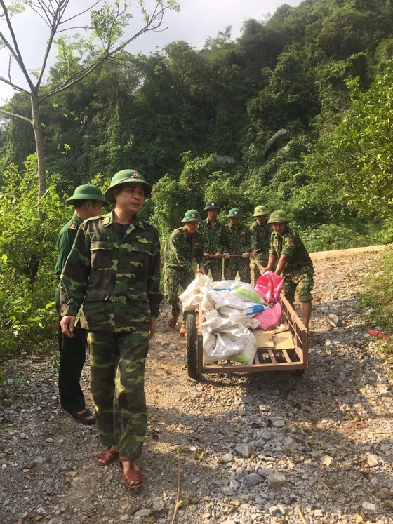 Hàng trăm người dân đảo Cồn Cỏ di tản xuống hầm trú bão ảnh 13