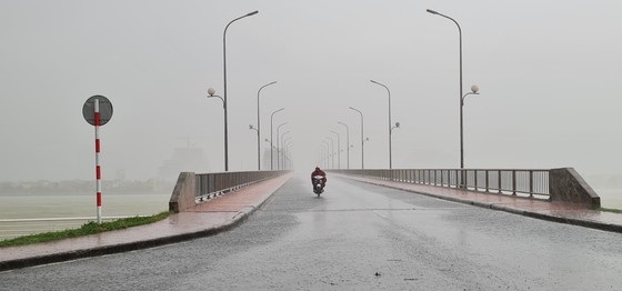 Quảng Bình mưa trắng trời, Huế cây cối ngã đổ ảnh 15