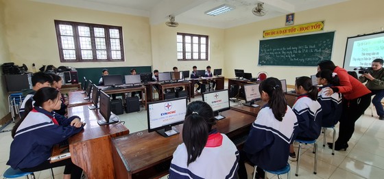 Điện lực TPHCM trao 100 bộ máy tính cho các trường vùng lũ ở Quảng Bình ảnh 3