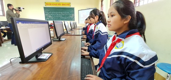 Điện lực TPHCM trao 100 bộ máy tính cho các trường vùng lũ ở Quảng Bình ảnh 2