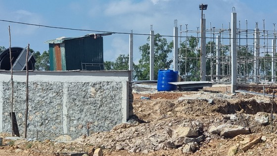Vụ bệnh viện Thái Thượng Hoàng xây sai phép: Lấp mương thoát lũ dân bức xúc ảnh 1