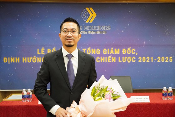 CEO mới của Louis Holdings. 