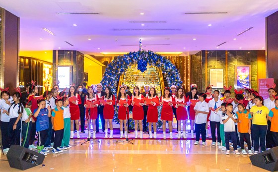 Lễ thắp sáng cây thông Giáng sinh tại Sheraton Saigon