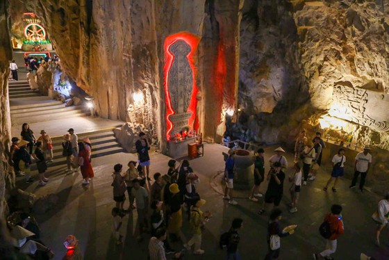 Lượng khách du lịch đến Đà Nẵng tăng cao trong ngày đầu nghỉ lễ Quốc khánh ảnh 3