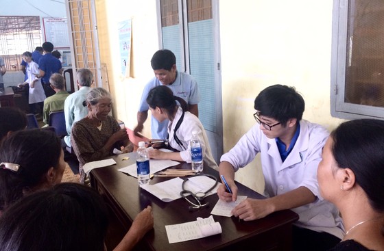 Các y bác sĩ trẻ của Đoàn Sở Y tế TPHCM khám bệnh, tư vấn, phát thuốc miễn phí cho người dân địa phương