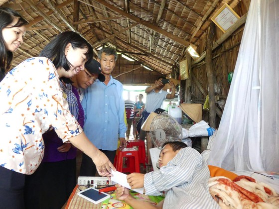 Trao nhiều phần quà hỗ trợ cho bà con khó khăn tại Trà Vinh ảnh 3
