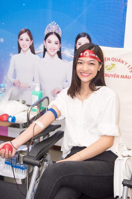Hoa hậu Đỗ Mỹ Linh, Tiểu Vy cùng 200 tình nguyện viên hiến máu cứu người ảnh 4 Hoa hậu Đỗ Mỹ Linh, Tiểu Vy cùng 200 tình nguyện viên hiến máu cứu người ảnh 4