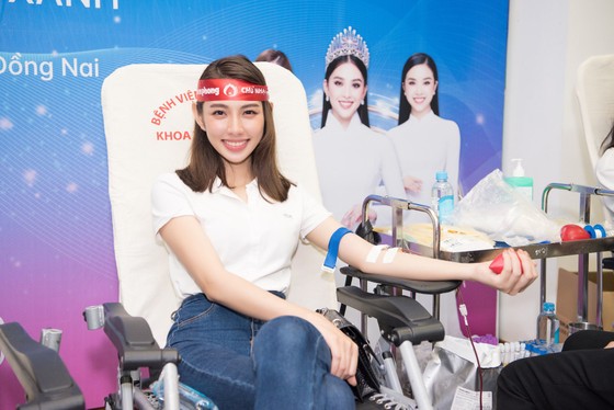 Hoa hậu Đỗ Mỹ Linh, Tiểu Vy cùng 200 tình nguyện viên hiến máu cứu người ảnh 6 Hoa hậu Đỗ Mỹ Linh, Tiểu Vy cùng 200 tình nguyện viên hiến máu cứu người ảnh 6
