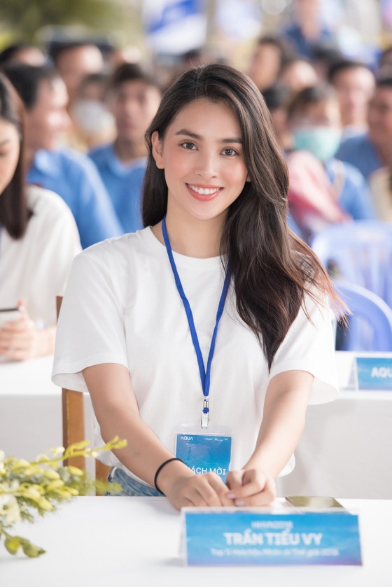 Hoa hậu Đỗ Mỹ Linh, Tiểu Vy cùng 200 tình nguyện viên hiến máu cứu người ảnh 10 Hoa hậu Đỗ Mỹ Linh, Tiểu Vy cùng 200 tình nguyện viên hiến máu cứu người ảnh 10