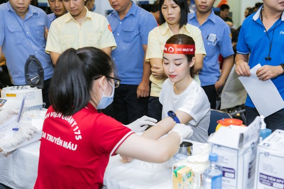 Hoa hậu Đỗ Mỹ Linh, Tiểu Vy cùng 200 tình nguyện viên hiến máu cứu người ảnh 2 Hoa hậu Đỗ Mỹ Linh, Tiểu Vy cùng 200 tình nguyện viên hiến máu cứu người ảnh 2
