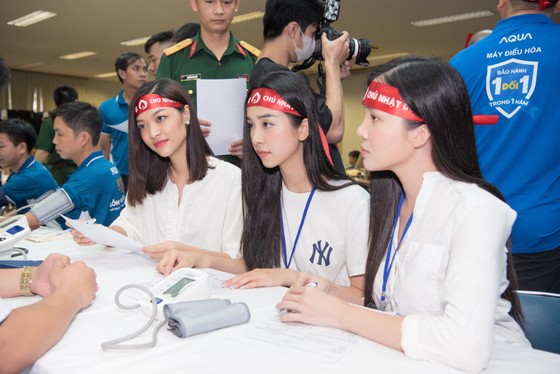 Hoa hậu Đỗ Mỹ Linh, Tiểu Vy cùng 200 tình nguyện viên hiến máu cứu người ảnh 5 Hoa hậu Đỗ Mỹ Linh, Tiểu Vy cùng 200 tình nguyện viên hiến máu cứu người ảnh 5