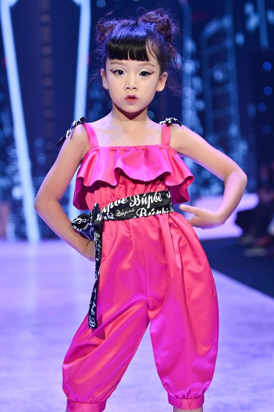 Hoa hậu Lương Thùy Linh, Á hậu Kiều Loan trình diễn “Búp bê show” của NTK Phương Ly ảnh 9