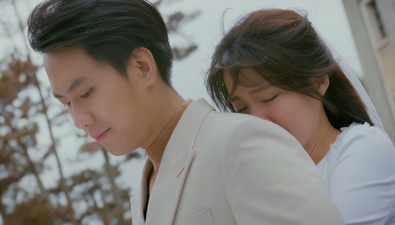 Nguyễn Minh Cường dàn dựng tiết mục hợp xướng 30 người “Hoa nở không màu” cùng tiếng hát Barry Nam Bảo ảnh 3