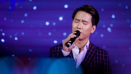 Nguyễn Minh Cường dàn dựng tiết mục hợp xướng 30 người “Hoa nở không màu” cùng tiếng hát Barry Nam Bảo ảnh 2
