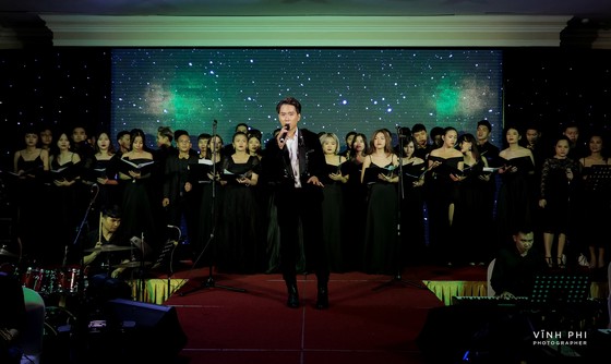 Nguyễn Minh Cường dàn dựng tiết mục hợp xướng 30 người “Hoa nở không màu” cùng tiếng hát Barry Nam Bảo ảnh 4