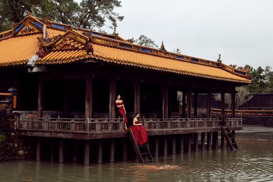 Dàn hoa hậu, á hậu rực rỡ giữa Cố đô Huế ảnh 9