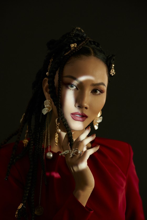 Hoa hậu H’Hen Niê gửi gắm những thông điệp về phụ nữ trong bộ ảnh mừng 8-3 ảnh 7 Hoa hậu H’Hen Niê gửi gắm những thông điệp về phụ nữ trong bộ ảnh mừng 8-3 ảnh 7