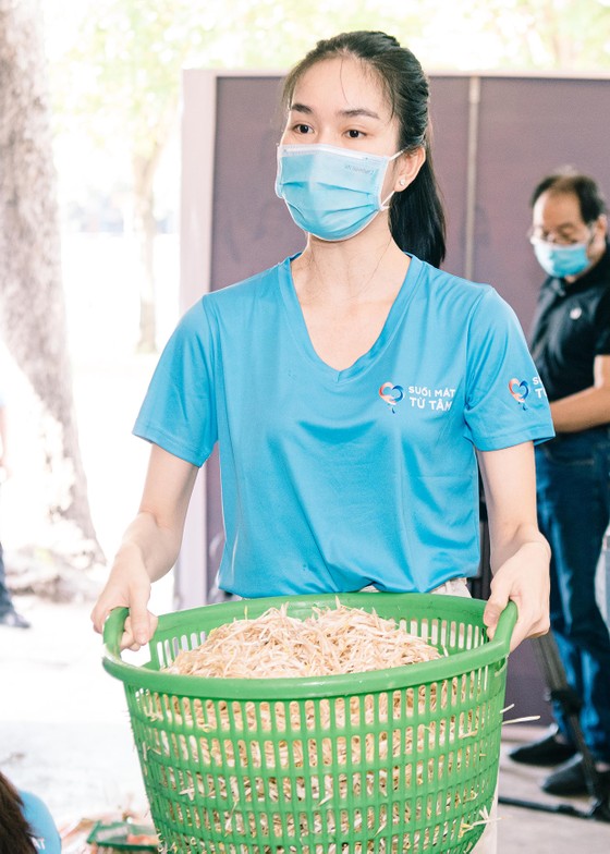 Hoa hậu Tiểu Vy, Kiều Loan, Phương Anh, Ngọc Thảo nấu 15.000 suất ăn cho bà con nghèo ảnh 9