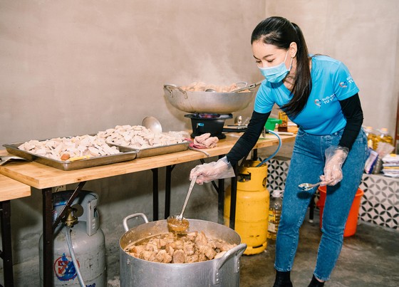 Hoa hậu Tiểu Vy, Kiều Loan, Phương Anh, Ngọc Thảo nấu 15.000 suất ăn cho bà con nghèo ảnh 4