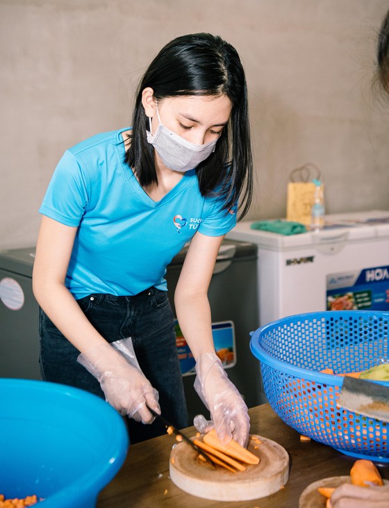 Hoa hậu Tiểu Vy, Kiều Loan, Phương Anh, Ngọc Thảo nấu 15.000 suất ăn cho bà con nghèo ảnh 7