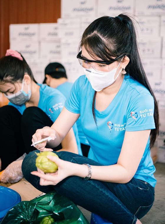 Hoa hậu Tiểu Vy, Kiều Loan, Phương Anh, Ngọc Thảo nấu 15.000 suất ăn cho bà con nghèo ảnh 8