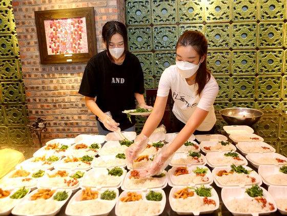 Đỗ Mỹ Linh, Lương Thùy Linh, Đỗ Hà tham gia chiến dịch “Triệu bữa cơm - Hà Nội nghĩa tình” ảnh 2