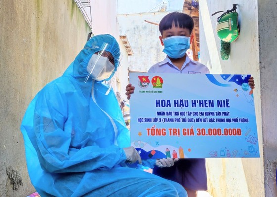 Trao tặng học bổng cho học sinh ảnh hưởng bởi dịch Covid-19 ảnh 2