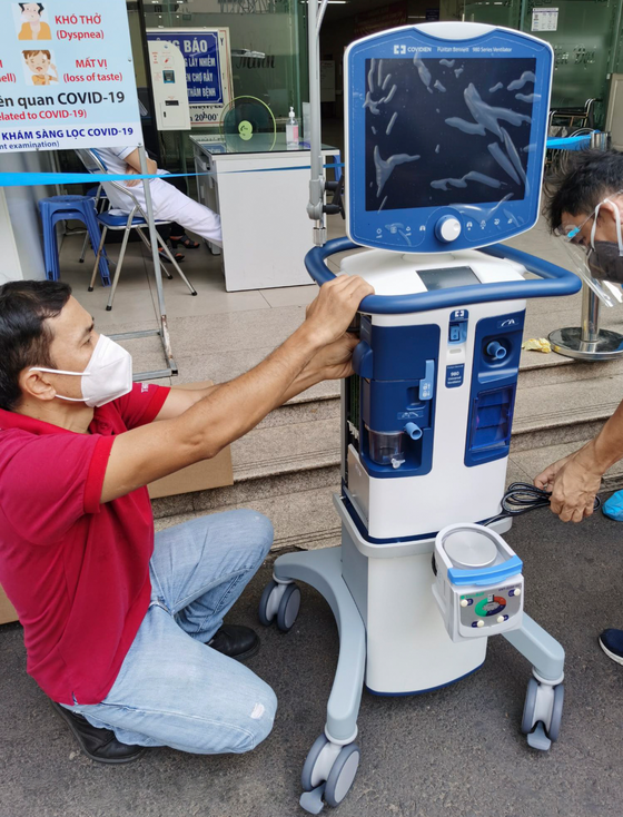 Trao tặng máy thở, vật tư y tế hỗ trợ bệnh nhân Covid-19 tại Bệnh viện Chợ Rẫy ảnh 5