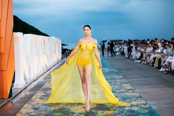 Thùy Tiên, Lương Thùy Linh, Tiểu Vy trình diễn thiết kế mới của Lê Thanh Hòa, Đỗ Long ảnh 7